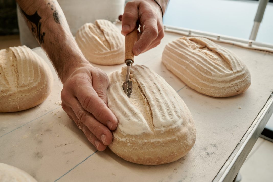 Γλυκιά Συμφωνία: Το Bread bc μαγειρεύει προζυμένια αρώματα στο Simά, στην Τήνο
