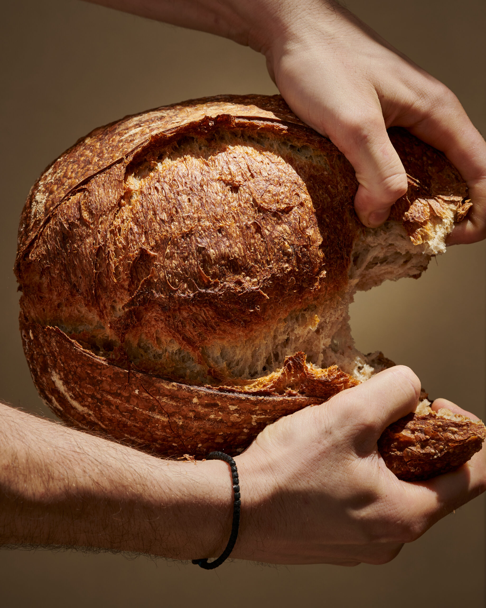 Γλυκιά Συμφωνία: Το Bread bc μαγειρεύει προζυμένια αρώματα στο Simά, στην Τήνο
