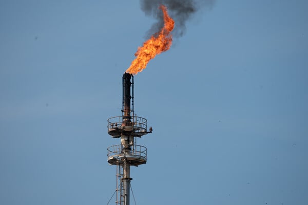 COP28: Παραβιάζοντας τη δική τους απαγόρευση, οι Ηνωμένες Αραβικές Εμιράτα εξακολουθούν να καίνε φυσικό αέριο
