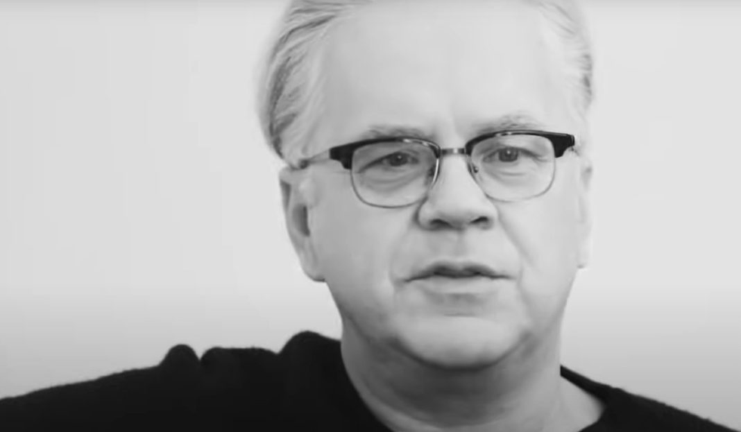 Tim Robbins: Από το Χόλιγουντ στην Πολιτική - Ένας Εσωστρεφής Ηθοποιός με Θαρραλέες Πολιτικές Απόψεις
