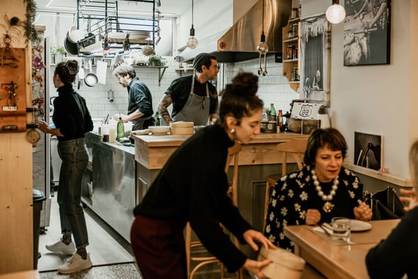 Ηλιόπετρα: Ένας μαγείρας που μαγειρεύει με αγάπη
