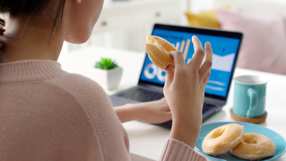 Καλώς να ήρθετε στην εποχή του stress eating: Πώς να νικήσετε το άγχος με θετικές συνήθειες

