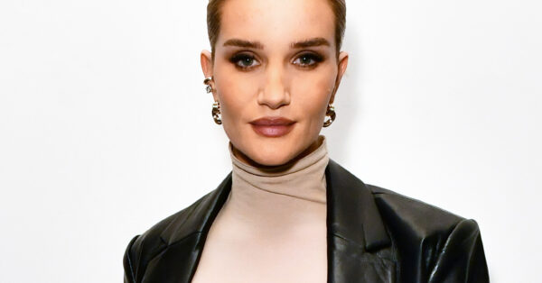 Sleek and Chic: Οι νέες εκδοχές του Slicked-back Hair που ερωτεύονται οι it-girls 
