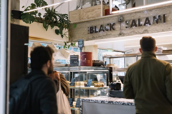 Black Salami: Ένας φούρνος που προκαλεί πανικό έξω του
