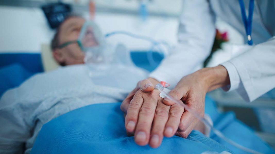 Ελλάδα: Μειώνονται οι θάνατοι και οι διασωληνωμένοι από κορωνοϊό - Επιμένει η γρίπη
