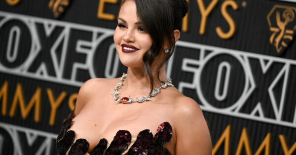 Emmys 2024: Η Selena Gomez συνδύασε δύο τάσεις και δημιούργησε το αγαπημένο μας beauty look