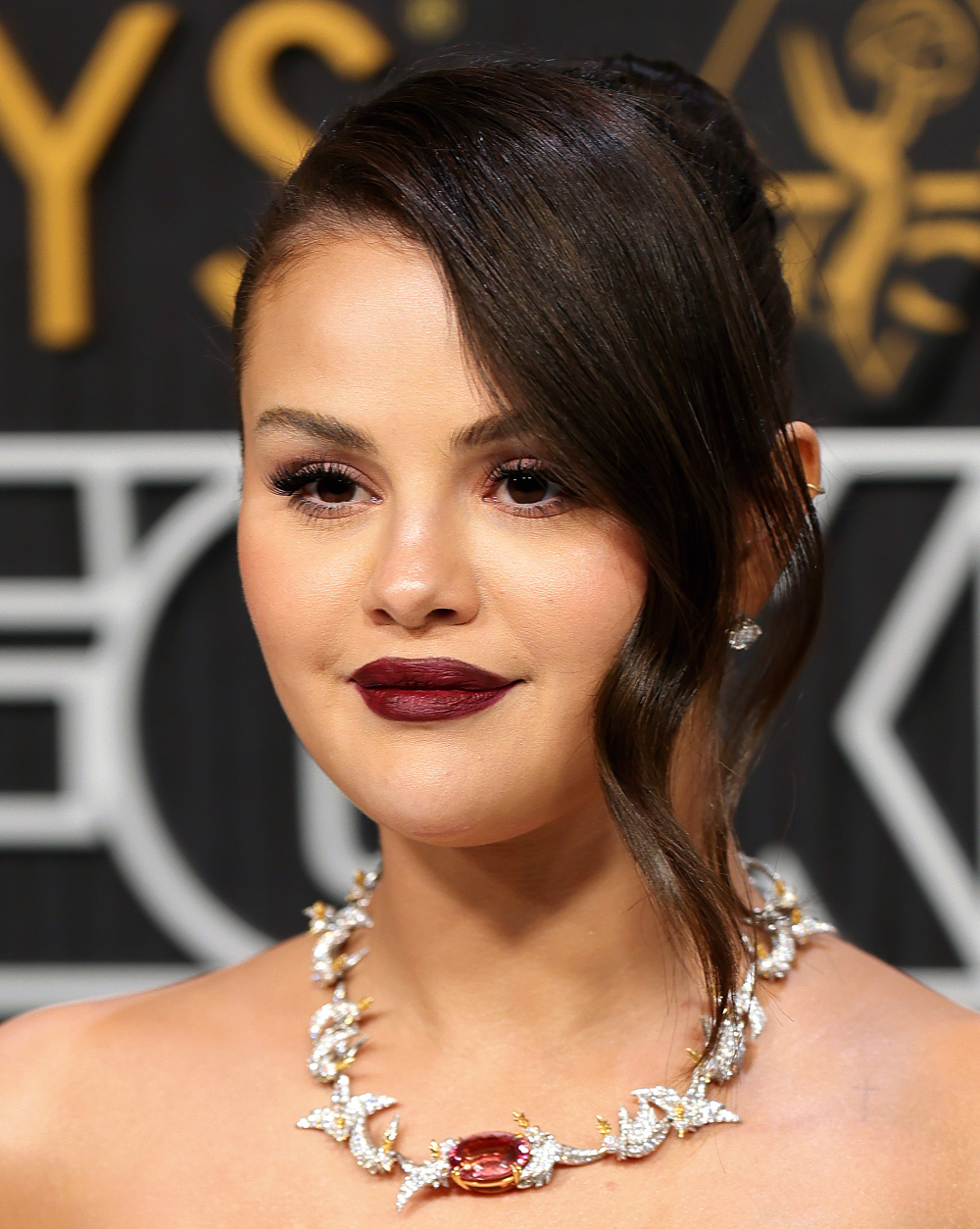 Emmys 2024: Η Selena Gomez συνδύασε δύο τάσεις και δημιούργησε το αγαπημένο μας beauty look