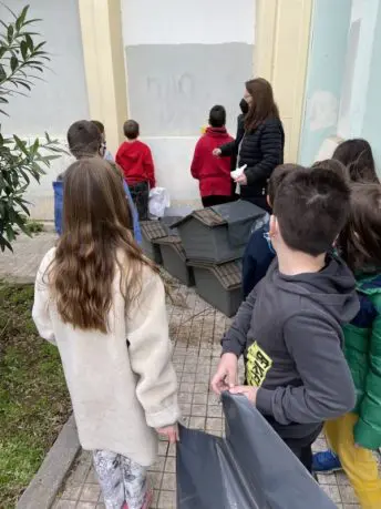 Γλυκιά πρωτοβουλία: Μαθητές φτιάχνουν καταφύγια για τα αδέσποτα ζωάκια για να τα προστατεύουν από το κρύο!
