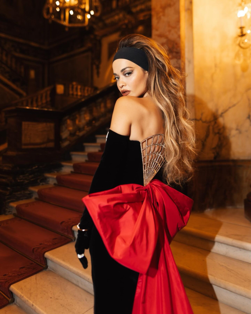 Η εντυπωσιακή εμφάνιση της Rita Ora στην Εβδομάδα Μόδας του Παρισιού
