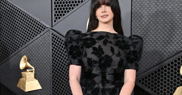 Η μοναδική εμφάνιση της Lana Del Ray με goth ρομαντικό χτένισμα
