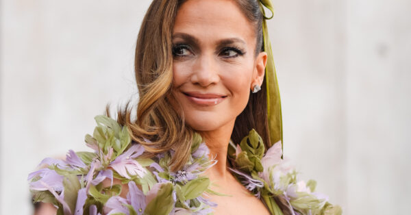 Η μοναδική μέθοδος της Jennifer Lopez για το αγαπημένο nude μανικιούρ
