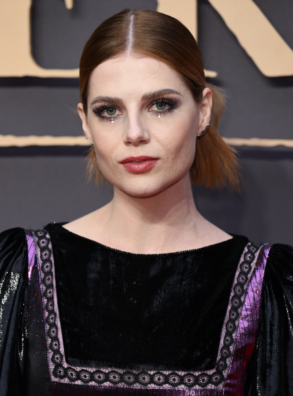 Lucy Boynton: Η απόλυτη εμπνευσή μας με το αξεπέραστο ginger hair look"

