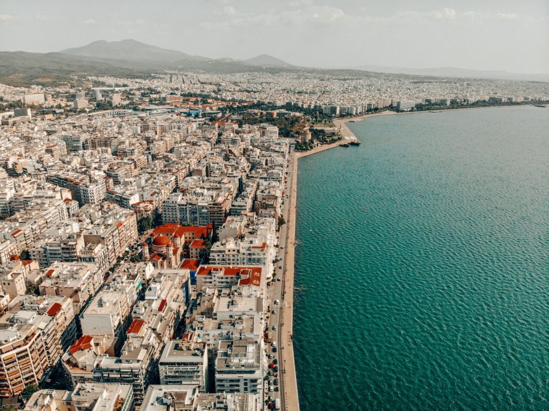 Μία διώροφη μονοκατοικία, μια μεζονέτα και ένα διαμέρισμα προς πώληση στη Θεσσαλονίκη