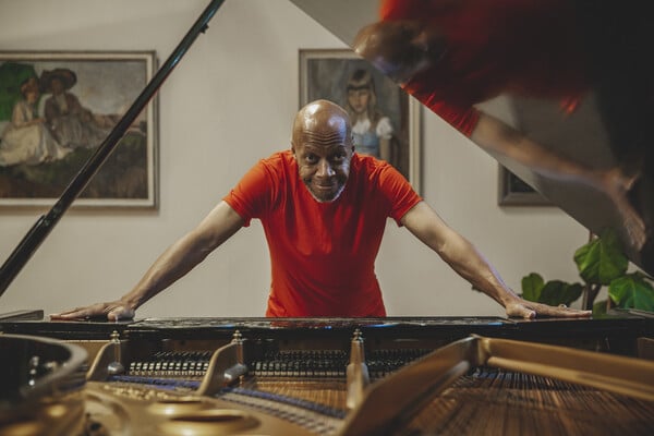 Νέος ήχος, νέος θρύλος: Ο Laraaji φτάνει στην Αθήνα με την ambient και new age μουσική του 
