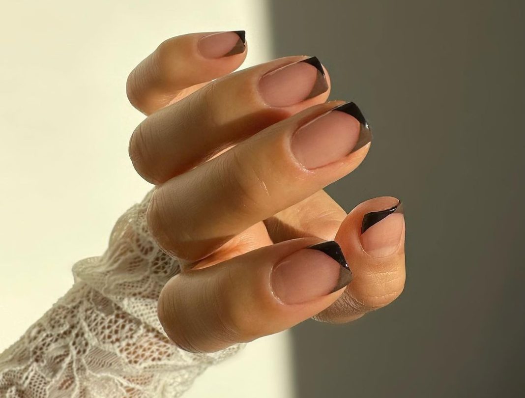 ΝέοV-Tip Nails: Το μοντέρνο twist στο κλασικό γαλλικό μανικιούρ
