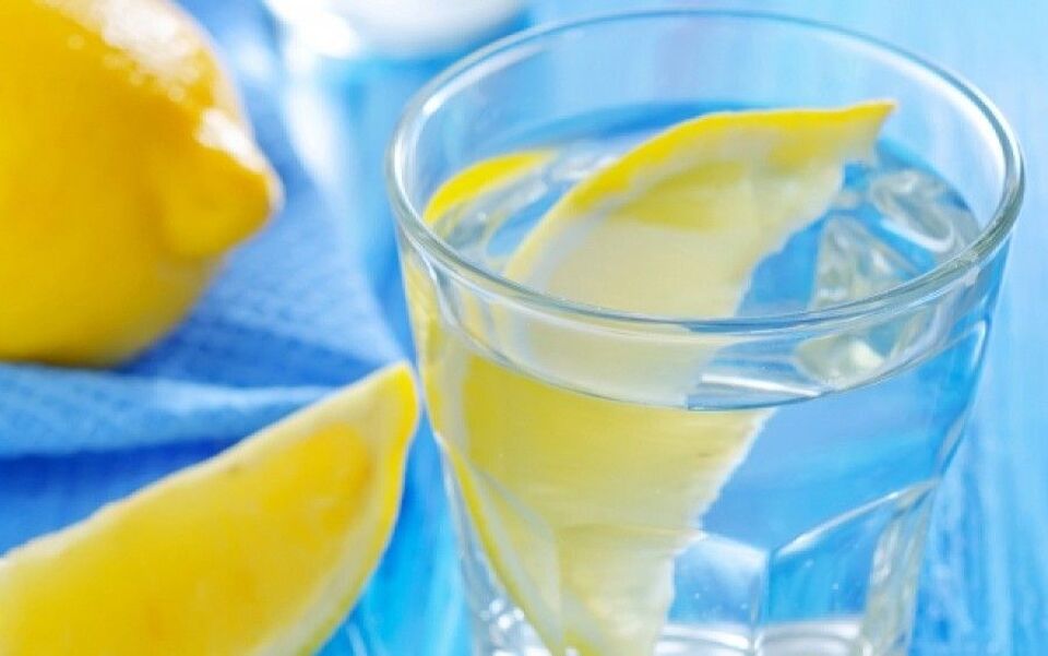 Οχι πια στα viral food hacks! Γνωρίστε την αλήθεια για το νερό με λεμόνι και την αποτοξίνωση
