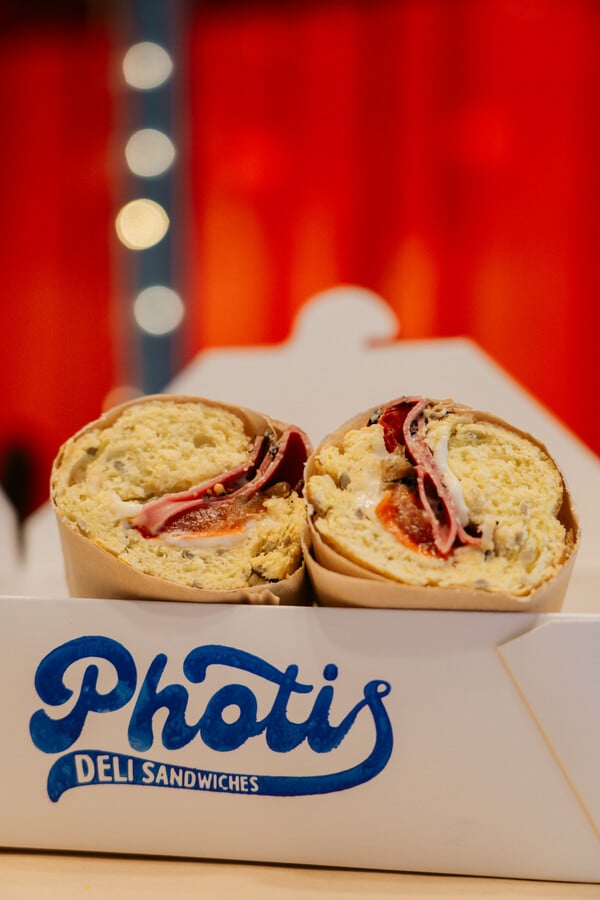 Photis Deli: Ο νέος προορισμός για νόστιμα σάντουιτς στο κέντρο της πόλης
