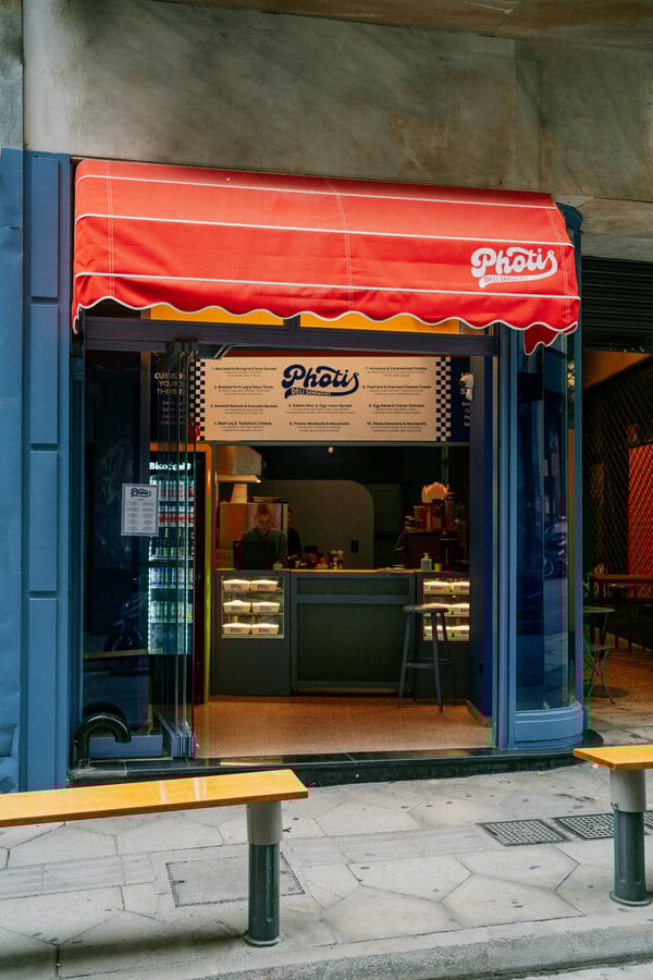 Photis Deli: Ο νέος προορισμός για νόστιμα σάντουιτς στο κέντρο της πόλης
