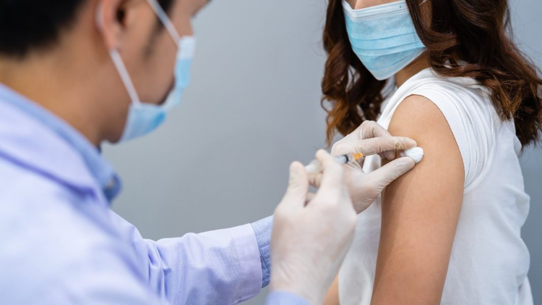 Πόλεμος μεταξύ γιατρών και φαρμακοποιών για τον εμβολιασμό κατά του κορωνοϊού