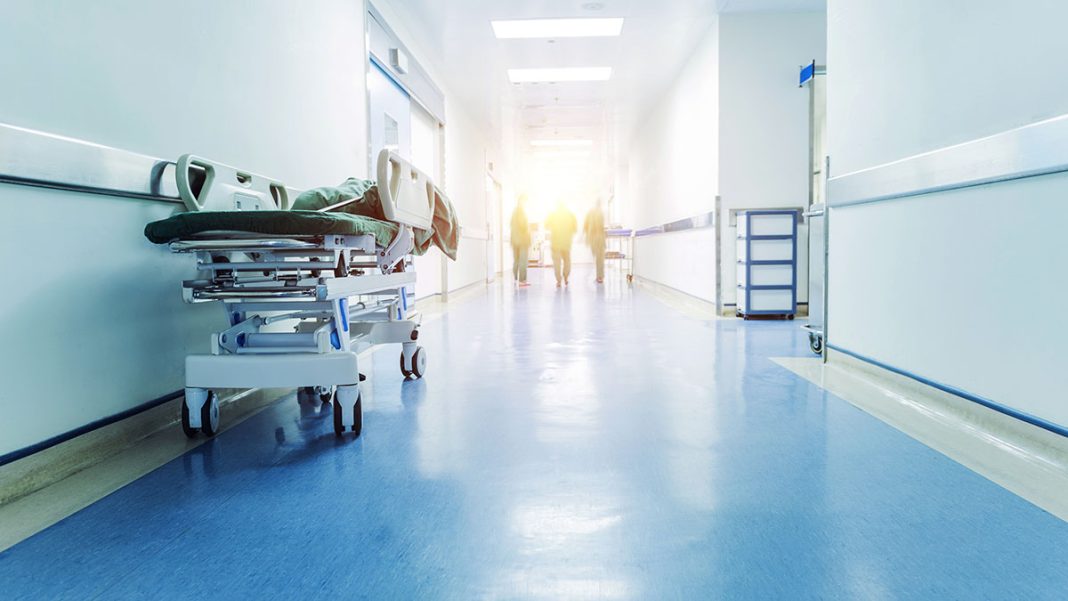 Πρωταγωνιστές αρνητές του κορωνοϊού εισβάλλουν στο «Αττικόν» - Περιβάλλουν με προσωπικό και καταγράφουν στιγμιότυπα
