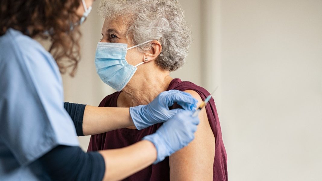 Τα εμβόλια εναντίον της COVID-19 σώζουν εκατομμύρια ζωές στην Ευρώπη
