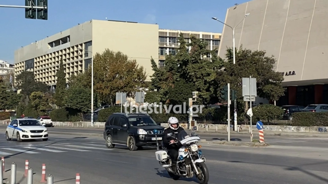 Θεσσαλονίκη: Η αλληλεγγύη της ΕΛ.ΑΣ. δημιούργησε μια «χρυσή γέφυρα» για τη μεταφορά ενός βρέφους στο νοσοκομείο - Δείτε το συγκλονιστικό βίντεο
