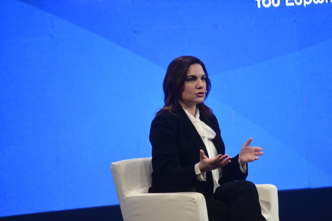 Απόρριψη της ποσόστωσης στην ελληνική μουσική από την Υπουργό Τουρισμού: Μια αντίθετη οπτική γωνία για την ελεύθερη αγορά
