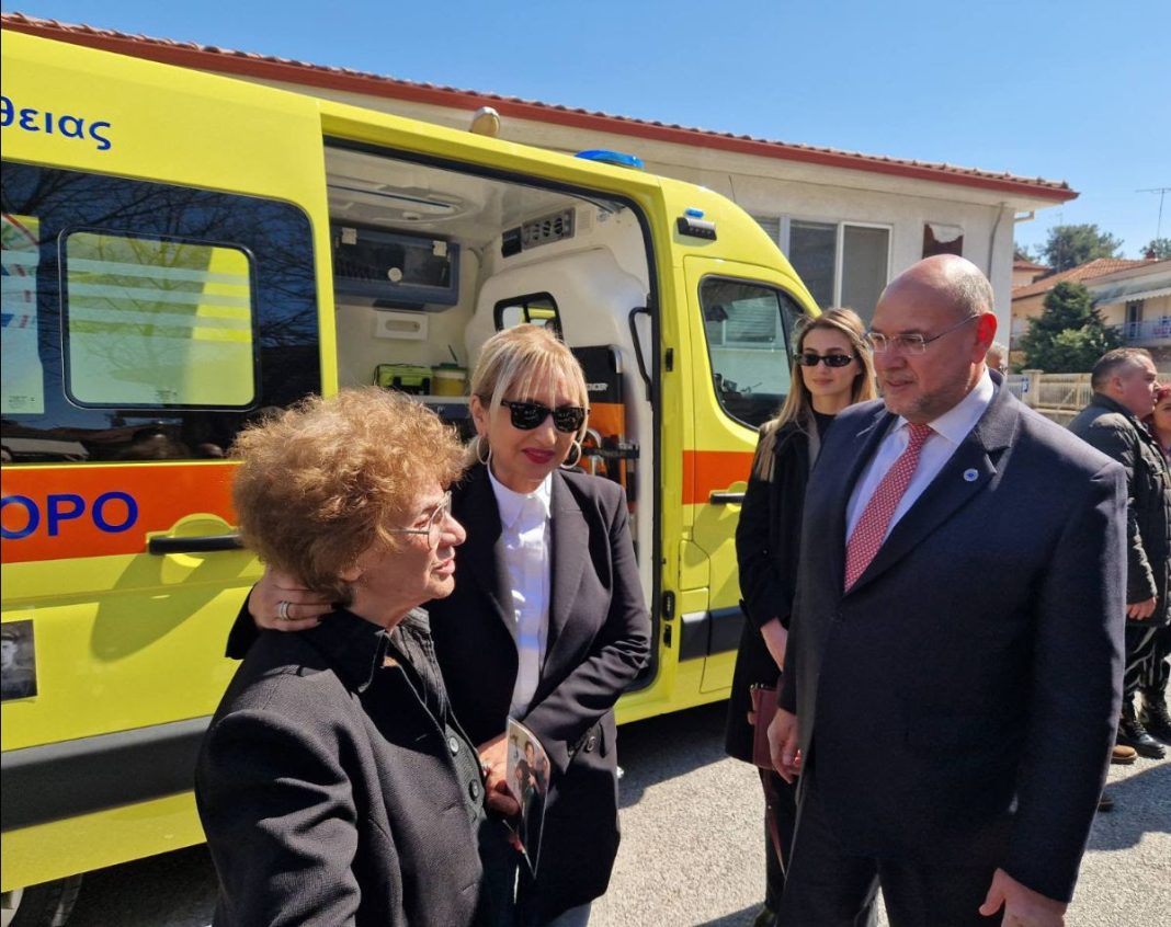Διακυβέρνηση στην υπηρεσία της υγείας: Η αλτρουιστική πράξη μιας γυναίκας που δωρίζει ένα ασθενοφόρο στο ΕΚΑΒ Κατερίνης
