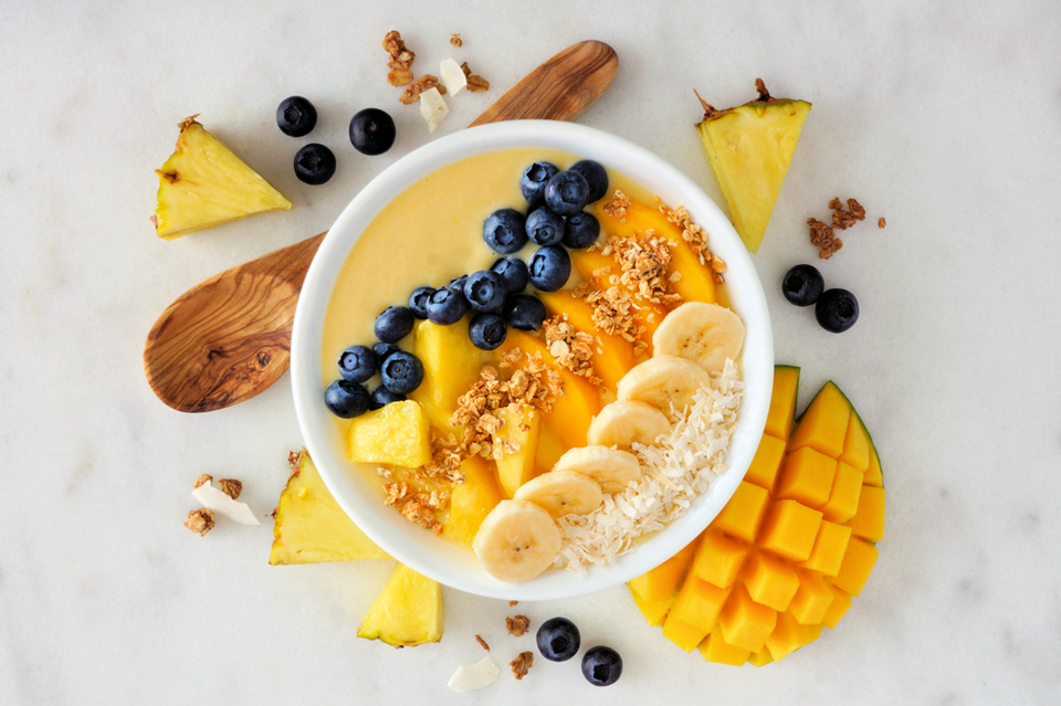 Εξωτικό smoothie bowl γεμάτο φρεσκάδα

