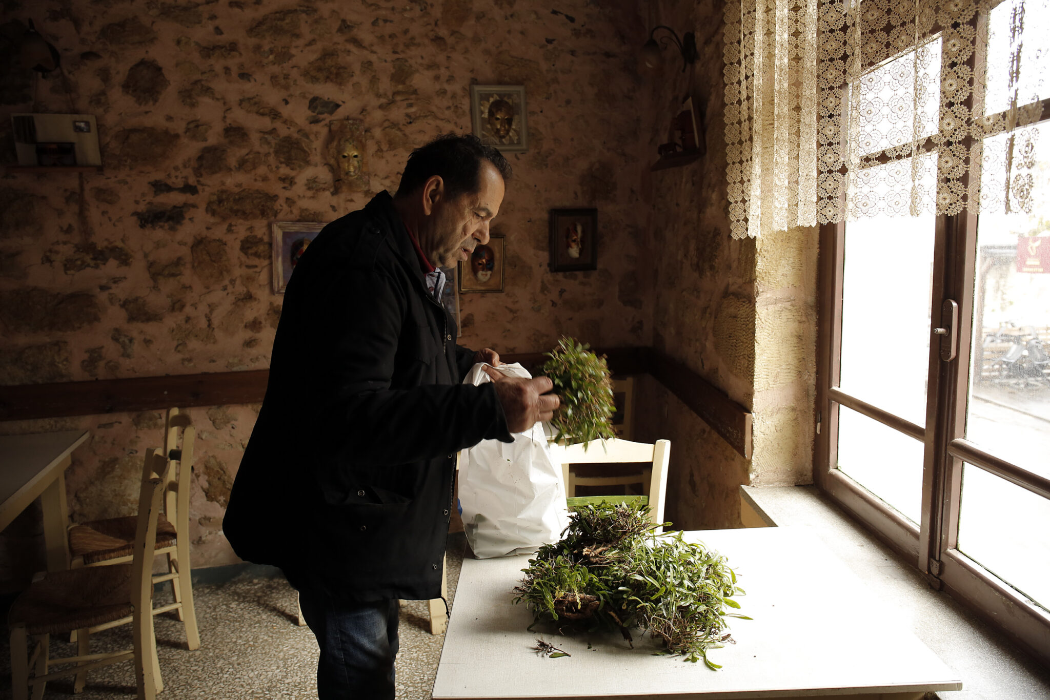 Ένα ταξίδι στη γεύση της Κρήτης: Ανακαλύπτοντας άγρια χόρτα στο Ρέθυμνο
