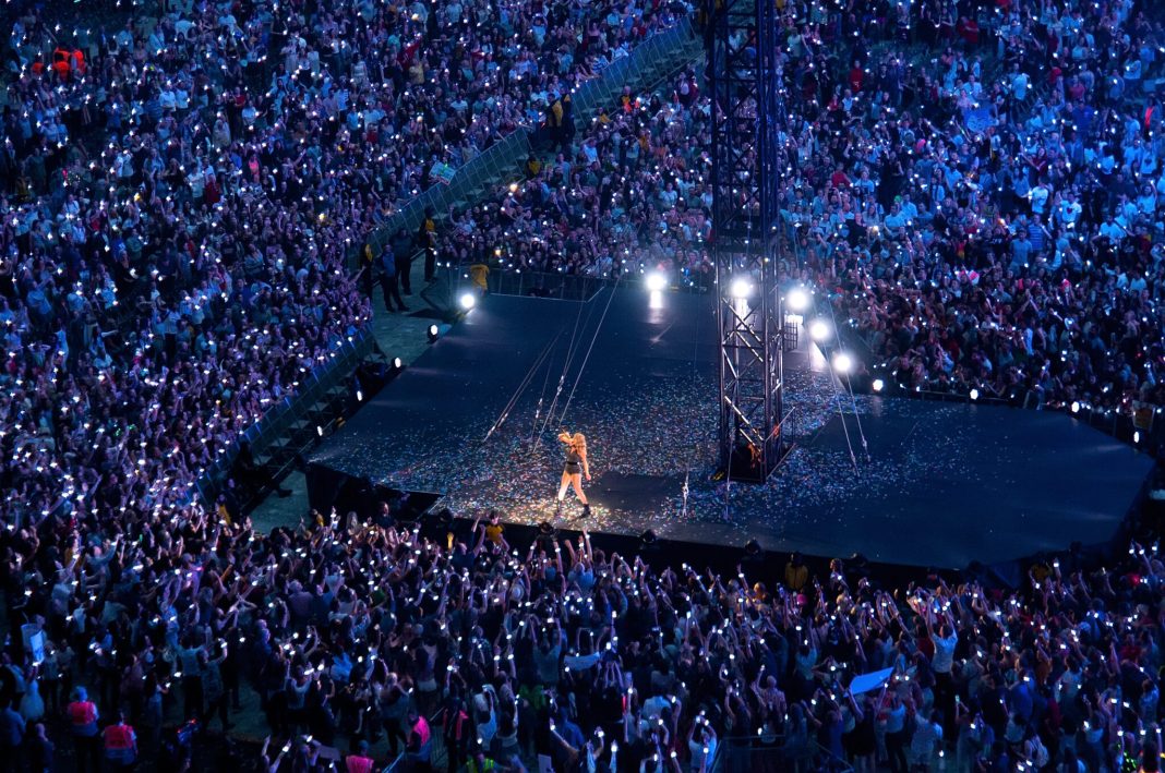 Gig Tripping: Η Taylor Swift και η ανακάλυψη των μουσικών ταξιδιώτων
