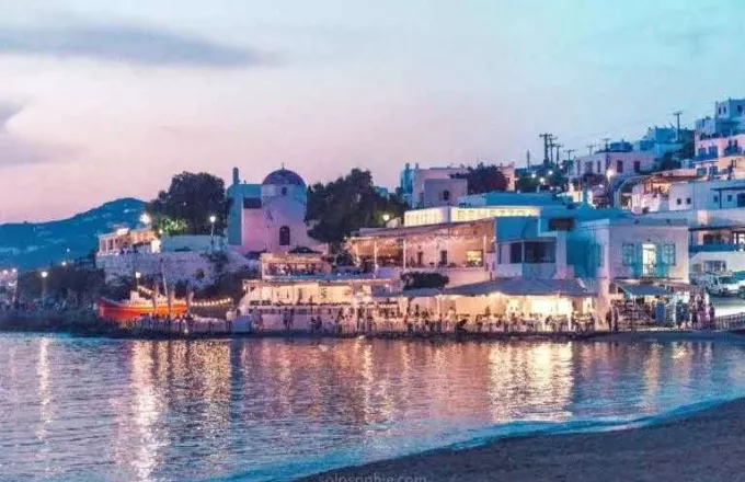 Η μαγευτική ομορφιά των ελληνικών νησιών αποθεώνεται από διάσημη travel blogger
