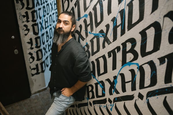 Νέα Αρχή για τον Χρατς: Ένας Αθηναίος Μπλούζμαν που Αναζητά τον Ήχο της Παιδικής Του Αγάπης
