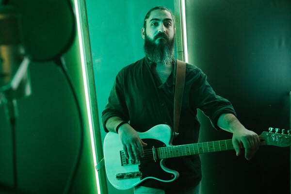 Νέα Αρχή για τον Χρατς: Ένας Αθηναίος Μπλούζμαν που Αναζητά τον Ήχο της Παιδικής Του Αγάπης
