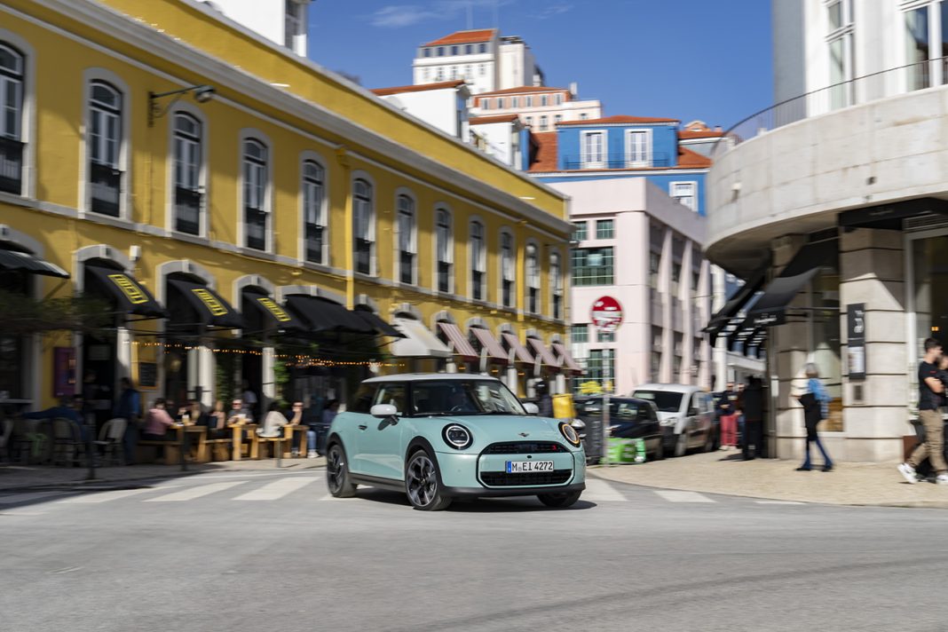 Νέο MINI Cooper S Classic: Εκρηκτική απόδοση και παντοτινή σχεδίαση

