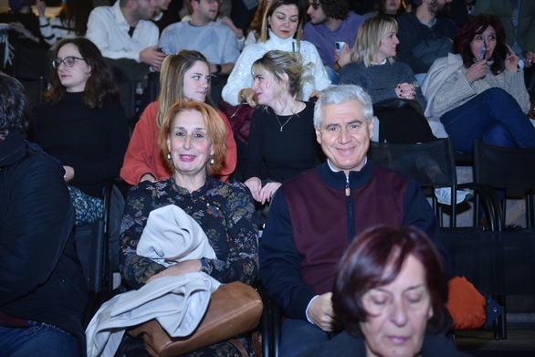 Πάτρα: Μια τρυφερή αγάπη αποκαλύπτεται στη σιωπή
