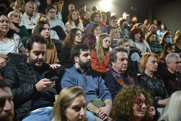 Πάτρα: Μια τρυφερή αγάπη αποκαλύπτεται στη σιωπή

