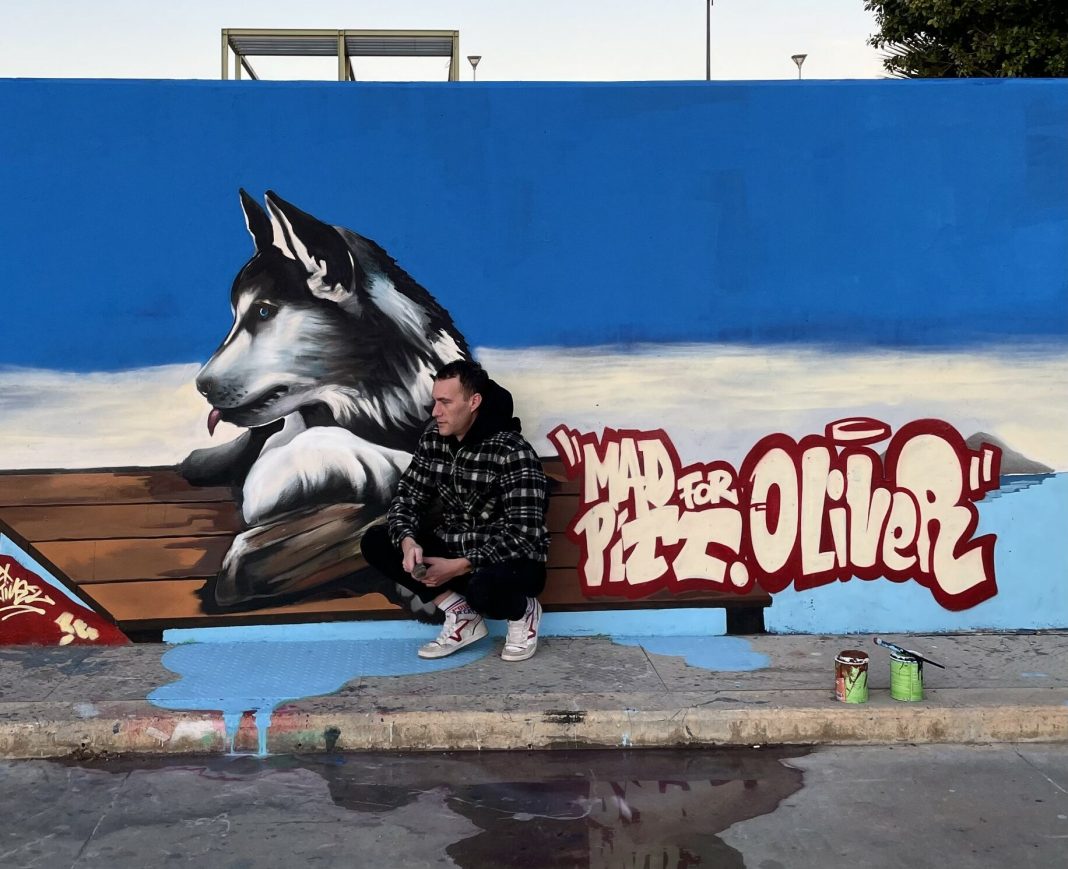 Συγκλονιστική τοιχογραφία με τον Όλιβερ - Συνέντευξη με τον καλλιτέχνη Madpitt: Μια ματιά στη δύναμη της τέχνης
