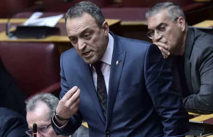 Συνταρακτική αντιπαράθεση στη Βουλή: Ο Βελόπουλος για γέλωτα, ο Στίγκας για πειρατής ενός κόμματος
