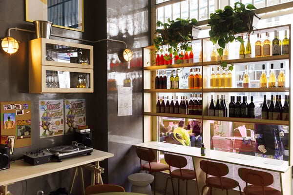Το Fysika by Dough: Ένα χαλαρό wine bar για απολαυστικές βραδιές στο Κουκάκι"
