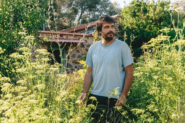 «Του Θεού το μάτι»: Mια νουβέλα-σχόλιο για την Ελλάδα στα πρώτα χρόνια της κρίσης