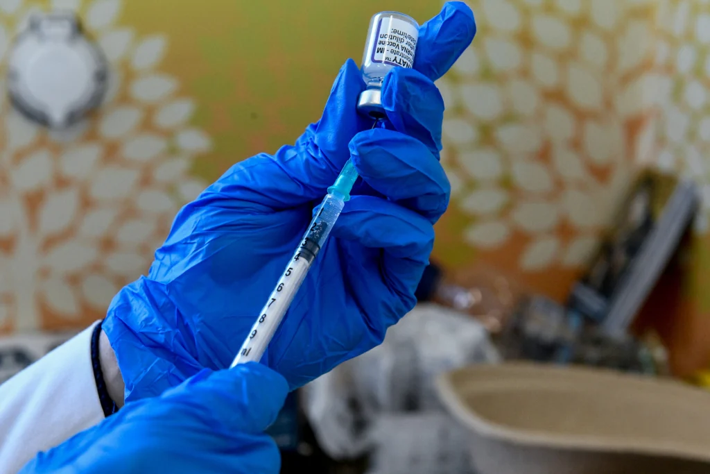 Άδεια απόσυρσης για το εμβόλιο της AstraZeneca λόγω πλεονάσματος εμβολίων: Τι σημαίνει για την πανδημία της COVID-19