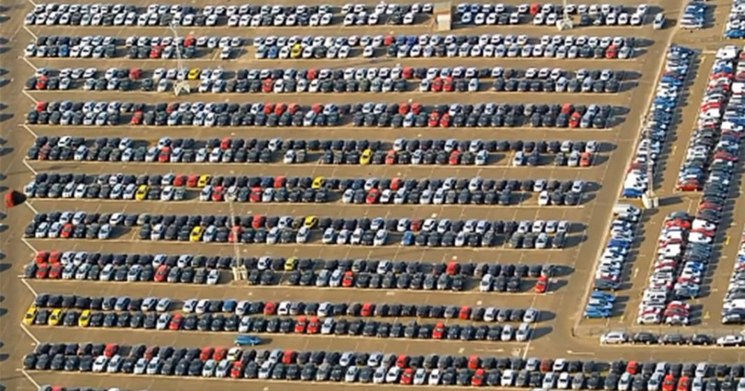 Άκυρη η φωτογραφία, χρειάζεσαι GPS για να βρεις το αυτοκίνητό σου σε αυτό το πάρκινγκ! 
