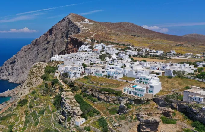 Απειλούνται από υπερτουρισμό και ακατάλληλη δόμηση: Νέα ανησυχητική αναφορά για τα αξιοθέατα των Σερίφου, Σίφνου και Φολεγάνδρου 
