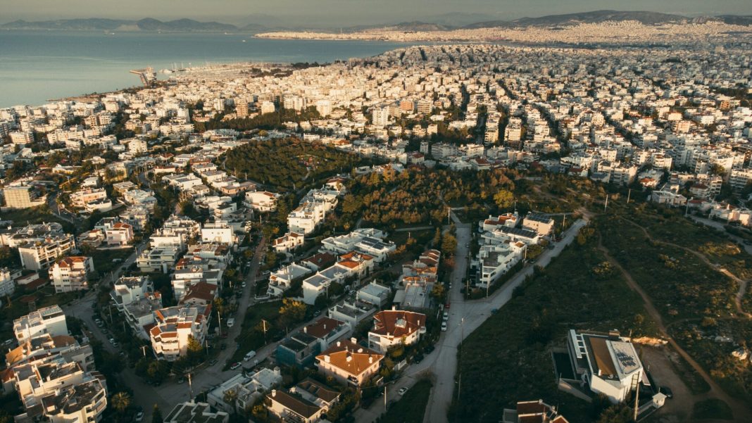 Ένα κατάλευκο διαμέρισμα που αναζητά τον νέο του ιδιοκτήτη στον Άλιμο
