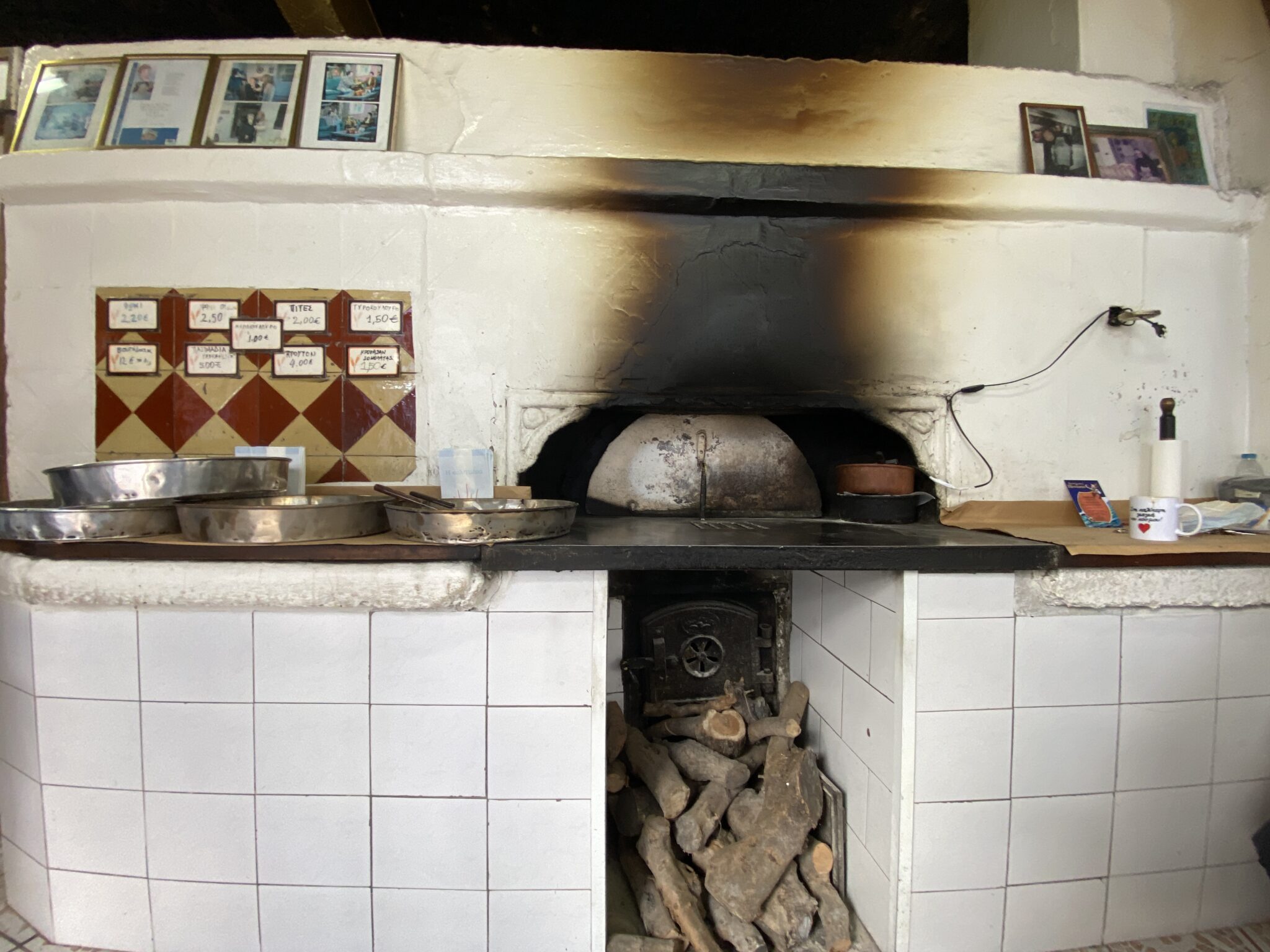 Ένας ξυλόφουρνος βαθιά ριζωμένος σε μια αποκοσμία γεύσης και παράδοσης
