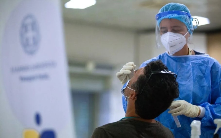 ΕΟΔΥ: Αυξήθηκε η θετικότητα για κορωνοϊό και γρίπη – 8 θάνατοι λόγω COVID-19