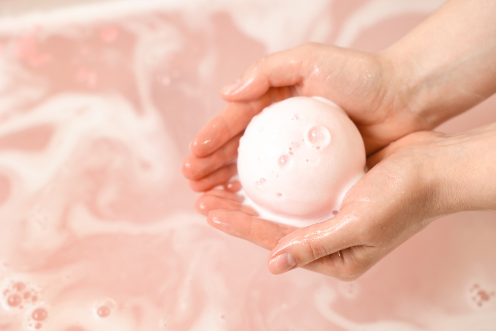 Φτιάξτε τα δικά σας bath bombs στο σπίτι με ευκολία!
