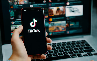 Γιατί η Αμερική εξαναγκάζει το TikTok σε «πώληση ή απαγόρευση» – Τα ευαίσθητα δεδομένα και η απάντηση της Κίνας