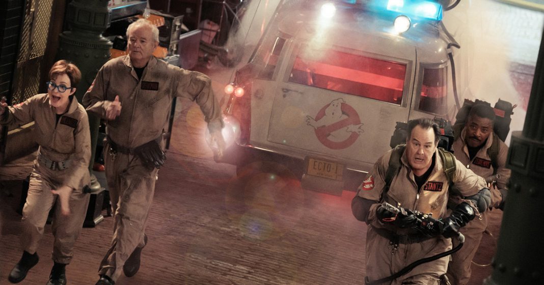 Η αριστερή οθόνη: Οι Ghostbusters επιστρέφουν για να σώσουν τον κόσμο

